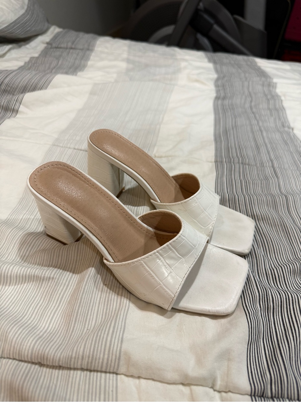 Women's White Croc-Textured Heel